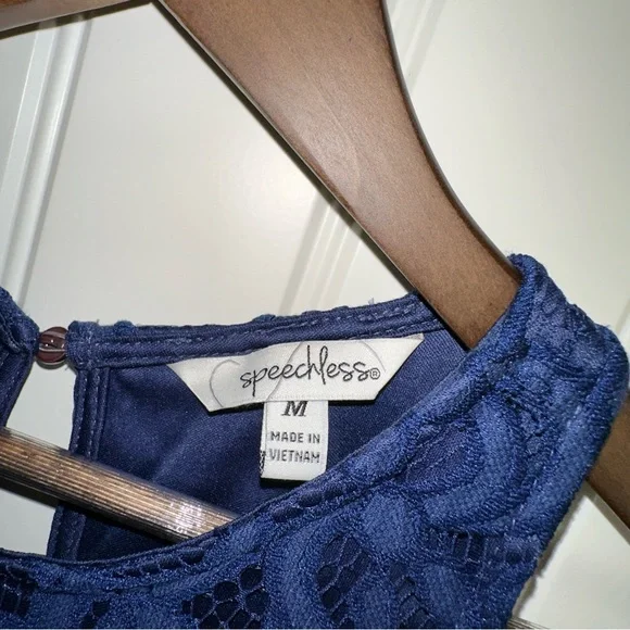 Speechless, navy blue lace shift mini dress 
Juniors medium - Picture 4 of 6